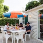 Terrasse mobil-home Confort Résidence 2 Chambres - Camping île de Ré 5 étoiles