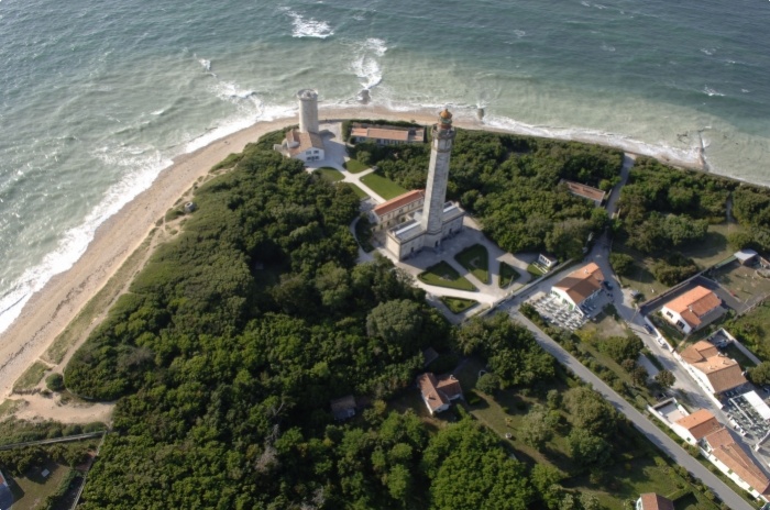 Vue aérienne du Phare des Baleines et de la Vieille Tour
