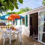 Terrasse adapté aux personnes à mobilité réduites - Camping L'Océan* 5 étoiles