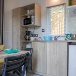 Cuisine Tiny Home 4 personnes 2 chambres - Camping 5 étoiles île de Ré