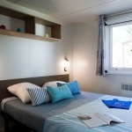 Exemple chambre lit double mobil-home Confort 2 Chambres - Camping 5 étoiles L'Océan*