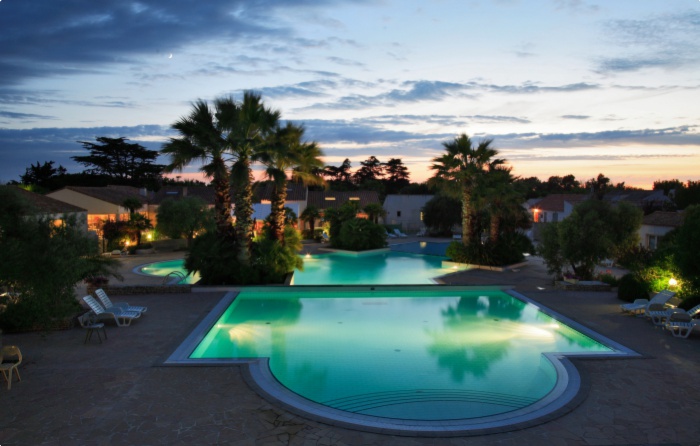 La piscine de nuit - Camping 5 &eacute;toiles l'Oc&eacute;an et Spa